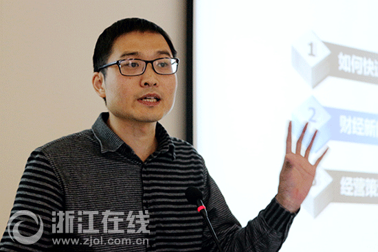 图为胡学聪记者正在为学生讲课